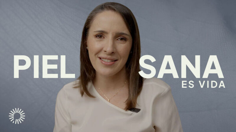 <p><big><strong>&iquest;Las arrugas te hacen sentir que el tiempo corre en tu contra? &iexcl;Es hora de reescribir la historia de tu piel!</strong></big></p>

<p>La mayor&iacute;a de nosotros vemos las arrugas como un enemigo inevitable, un recordatorio constante del paso del tiempo y la p&eacute;rdida de juventud. Nos bombardean con cremas milagrosas y tratamientos invasivos que prometen borrar las huellas del tiempo, pero &iquest;qu&eacute; pasar&iacute;a si te dijera que hay una forma m&aacute;s natural, saludable y efectiva de cuidar tu piel y prevenir el envejecimiento prematuro? &iquest;Y si te mostrara c&oacute;mo puedes abrazar tus arrugas como s&iacute;mbolos de sabidur&iacute;a y experiencia, mientras mantienes una piel radiante y saludable a cualquier edad?</p>

<p><big><strong>La Historia del R&iacute;o Sereno:</strong></big></p>

<p>Imagina un r&iacute;o que fluye suavemente a trav&eacute;s del paisaje. Con el tiempo, el agua moldea las rocas, creando surcos y curvas que cuentan la historia de su viaje. Esas marcas no son imperfecciones, sino testimonios de la fuerza y la belleza del r&iacute;o. Nuestras arrugas son como esos surcos, marcas de expresi&oacute;n que narran nuestra historia, nuestras risas, nuestras l&aacute;grimas y nuestras experiencias de vida.</p>

<p><big><strong>&iquest;Est&aacute;s listo para abrazar la belleza de tus arrugas y reescribir la historia de tu piel?</strong></big></p>

<p><big><strong>&iquest;Quieres aprender a cuidar tu piel de forma natural y prevenir el envejecimiento prematuro?</strong></big></p>

<p><big><strong>Mitos y Verdades sobre las Arrugas:</strong></big></p>

<ul>
	<li>Mito: Las arrugas son inevitables y no hay nada que podamos hacer para prevenirlas. Verdad: Si bien el envejecimiento es natural, podemos retrasar la aparici&oacute;n de arrugas y mantener una piel saludable con h&aacute;bitos de cuidado adecuados.</li>
	<li>Mito: Solo las cremas caras y los tratamientos invasivos funcionan contra las arrugas. Verdad: Una dieta equilibrada, protecci&oacute;n solar, hidrataci&oacute;n y t&eacute;cnicas de masaje facial pueden ser igual de efectivas, e incluso m&aacute;s saludables, para prevenir y tratar las arrugas.</li>
	<li>Mito: Las arrugas son un signo de fealdad. Verdad: Las arrugas son marcas de expresi&oacute;n que reflejan nuestra vida y nuestras experiencias. Aprender a aceptarlas y amarlas es parte de un envejecimiento saludable y positivo.</li>
</ul>

<p><big><strong>Interrogantes Clave para Despertar Tu Curiosidad:</strong></big></p>

<ul>
	<li>&iquest;Te preocupa la aparici&oacute;n de arrugas y l&iacute;neas de expresi&oacute;n en tu rostro?</li>
	<li>&iquest;Quieres aprender a cuidar tu piel de forma natural y efectiva, sin recurrir a productos qu&iacute;micos agresivos?</li>
	<li>&iquest;Te gustar&iacute;a descubrir t&eacute;cnicas de masaje facial y automasaje para relajar los m&uacute;sculos y suavizar las arrugas?</li>
	<li>&iquest;Est&aacute;s listo para abrazar tu belleza natural y envejecer con gracia y confianza?</li>
</ul>

<p><big><strong>Curiosidades que te Sorprender&aacute;n:</strong></big></p>

<ul>
	<li>&iquest;Sab&iacute;as que el estr&eacute;s, la falta de sue&ntilde;o y la exposici&oacute;n al sol son los principales factores que aceleran el envejecimiento de la piel?</li>
	<li>&iquest;Sab&iacute;as que algunos alimentos, como las frutas y verduras ricas en antioxidantes, pueden ayudar a proteger tu piel del da&ntilde;o celular y prevenir las arrugas?</li>
	<li>&iquest;Sab&iacute;as que el masaje facial puede mejorar la circulaci&oacute;n sangu&iacute;nea, estimular la producci&oacute;n de col&aacute;geno y reducir la apariencia de las arrugas?</li>
</ul>

<p><big><strong>En este curso, te sumergir&aacute;s en el mundo del cuidado de la piel y descubrir&aacute;s:</strong></big></p>

<ul>
	<li>Los factores que contribuyen al envejecimiento de la piel y c&oacute;mo prevenirlos.</li>
	<li>Los mejores ingredientes naturales y t&eacute;cnicas de cuidado para mantener una piel radiante y saludable.</li>
	<li>Rutinas de limpieza, hidrataci&oacute;n y protecci&oacute;n solar adaptadas a tu tipo de piel.</li>
	<li>T&eacute;cnicas de masaje facial y automasaje para relajar los m&uacute;sculos y suavizar las arrugas.</li>
	<li>Consejos de maquillaje para realzar tu belleza natural y disimular las imperfecciones.</li>
</ul>

<p><big><strong>Aprender&aacute;s a:</strong></big></p>

<ul>
	<li>Identificar tu tipo de piel y elegir los productos adecuados para su cuidado.</li>
	<li>Preparar mascarillas y exfoliantes naturales con ingredientes caseros.</li>
	<li>Realizar masajes faciales relajantes y efectivos para mejorar la circulaci&oacute;n y reducir las arrugas.</li>
	<li>Maquillarte de forma natural y favorecedora, resaltando tus rasgos y disimulando las imperfecciones.</li>
	<li>Aceptar y amar tu piel en cada etapa de la vida, irradiando confianza y belleza interior.</li>
</ul>

<p><big><strong>No permitas que las arrugas te definan. &iexcl;Es hora de abrazar tu belleza natural y envejecer con gracia y poder!</strong></big></p>

<p><big><strong>Advertencia: Este curso puede transformar tu relaci&oacute;n con tu piel y tu percepci&oacute;n del envejecimiento.<br />
&iquest;Est&aacute;s listo para descubrir el secreto de una piel radiante y saludable a cualquier edad?<br />
&iexcl;Inscr&iacute;bete ahora y comienza tu viaje hacia la belleza aut&eacute;ntica y duradera!</strong></big></p>