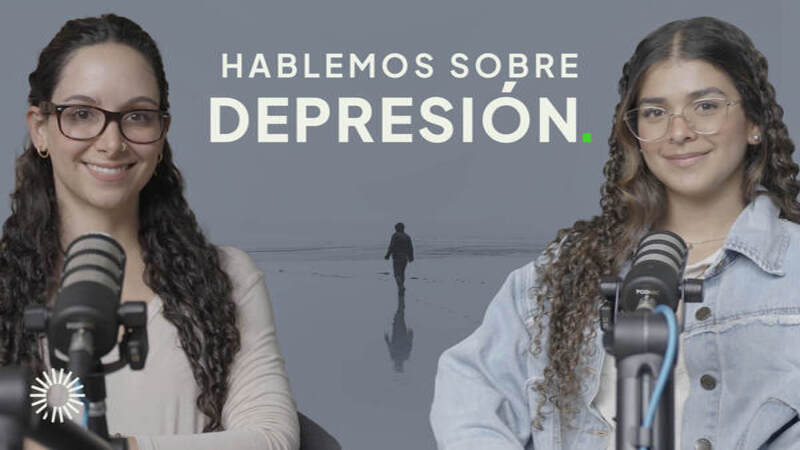 <p><big><strong>Fundamentos de la Depresi&oacute;n</strong></big></p>

<p>Esta serie de videos explorar&aacute; los fundamentos de la depresi&oacute;n, brindando informaci&oacute;n esencial sobre sus causas, s&iacute;ntomas, y tratamientos. Aprender&aacute;s a reconocer las se&ntilde;ales de la depresi&oacute;n en ti mismo y en otros, a comprender los conceptos err&oacute;neos comunes que la rodean y a descubrir las estrategias para manejarla y superarla.</p>

<p><big><strong>Historia inspiradora:</strong></big></p>

<p>Imagina a una persona llamada Ana, quien durante mucho tiempo se sinti&oacute; atrapada en un ciclo de tristeza y desesperanza. Sin embargo, al aprender sobre la depresi&oacute;n, Ana descubri&oacute; que no estaba sola y que exist&iacute;an herramientas para ayudarla a sanar. A trav&eacute;s de la terapia, el apoyo de sus seres queridos y el desarrollo de h&aacute;bitos saludables, Ana logr&oacute; recuperar su alegr&iacute;a y vivir una vida plena. Su historia nos recuerda que la depresi&oacute;n es tratable y que la recuperaci&oacute;n es posible.</p>

<p><big><strong>Mitos y realidades:</strong></big></p>

<ul>
	<li><strong>Mito:</strong> La depresi&oacute;n es solo tristeza.</li>
	<li><strong>Realidad:</strong> La depresi&oacute;n es una condici&oacute;n m&eacute;dica compleja que va m&aacute;s all&aacute; de la tristeza, afectando los pensamientos, sentimientos, comportamiento y salud f&iacute;sica</li>
	<li><strong>Mito:</strong> Las personas con depresi&oacute;n son d&eacute;biles.</li>
	<li><strong>Realidad:</strong> La depresi&oacute;n puede afectar a cualquier persona, independientemente de su fuerza de voluntad o car&aacute;cter. Es una enfermedad, no una debilidad.</li>
	<li><strong>Mito:</strong> La depresi&oacute;n no se puede tratar.</li>
	<li>​<strong>Realidad:</strong> Existen tratamientos efectivos para la depresi&oacute;n, incluyendo terapia, medicamentos y cambios en el estilo de vida.</li>
</ul>

<p><big><strong>Preguntas fundamentales:</strong></big></p>

<ul>
	<li>&iquest;Cu&aacute;les son los s&iacute;ntomas comunes de la depresi&oacute;n?</li>
	<li>&iquest;Qu&eacute; causa la depresi&oacute;n?</li>
	<li>&iquest;C&oacute;mo puedo saber si yo o alguien que conozco est&aacute; deprimido?</li>
	<li>&iquest;D&oacute;nde puedo buscar ayuda para la depresi&oacute;n?</li>
	<li>​&iquest;C&oacute;mo puedo apoyar a un ser querido que est&aacute; luchando contra la depresi&oacute;n?</li>
</ul>

<p><big><strong>Curiosidades:</strong></big></p>

<ul>
	<li>La depresi&oacute;n es una de las principales causas de discapacidad en todo el mundo.</li>
	<li>El ejercicio f&iacute;sico ha demostrado ser tan efectivo como los medicamentos en el tratamiento de la depresi&oacute;n leve a moderada.</li>
	<li>​La conexi&oacute;n social y el apoyo son cruciales para la recuperaci&oacute;n de la depresi&oacute;n.</li>
</ul>

<p><big><strong>Recuento de lo que las personas aprender&aacute;n:</strong></big></p>

<p>Al finalizar esta serie de videos, las personas habr&aacute;n adquirido un conocimiento profundo sobre la depresi&oacute;n, incluyendo:</p>

<ul>
	<li>C&oacute;mo reconocer los s&iacute;ntomas de la depresi&oacute;n.</li>
	<li>Los factores de riesgo y las causas de la depresi&oacute;n.</li>
	<li>Las opciones de tratamiento disponibles.</li>
	<li>Estrategias de afrontamiento para manejar la depresi&oacute;n.</li>
	<li>​C&oacute;mo apoyar a alguien que est&aacute; luchando contra la depresi&oacute;n.</li>
</ul>

<p><big><strong>Llamada a la acci&oacute;n:</strong></big></p>

<p>&iexcl;No esperes m&aacute;s! Comienza a ver esta serie de videos hoy mismo y da el primer paso hacia una vida m&aacute;s saludable y feliz. Tu bienestar mental es importante.</p>

<p><big><strong>Consejos adicionales:</strong></big></p>

<ul>
	<li>Considera la posibilidad de incluir im&aacute;genes o gr&aacute;ficos atractivos en tu gu&iacute;a para captar la atenci&oacute;n de las personas.</li>
	<li>Utiliza un lenguaje claro y conciso, evitando tecnicismos innecesarios.</li>
	<li>Promueve la serie de videos en redes sociales y otros canales de comunicaci&oacute;n.</li>
	<li>​Ofrece recursos adicionales, como l&iacute;neas de ayuda y sitios web de apoyo, para aquellos que necesitan ayuda inmediata.</li>
</ul>