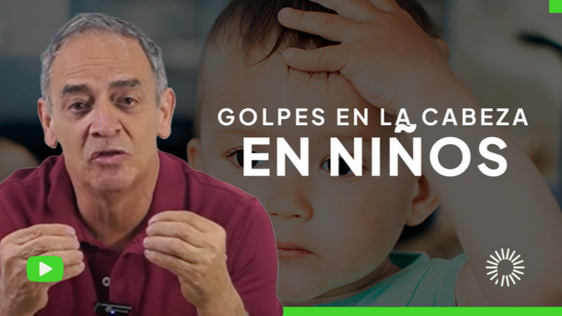 <p>Los golpes en la cabeza pueden asustar a cualquier padre, pero &iquest;sabes qu&eacute; hacer y qu&eacute; NO hacer en estos casos? En este video, el Dr. Jairo G&oacute;mez te explicar&aacute; c&oacute;mo actuar correctamente cuando tu hijo se golpea la cabeza y qu&eacute; se&ntilde;ales de alarma debes tener en cuenta.<br />
&nbsp;Aprende:</p>

<ul>
	<li>&nbsp;Cu&aacute;ndo es un golpe leve y cu&aacute;ndo preocuparse.</li>
	<li>&nbsp;Qu&eacute; hacer inmediatamente despu&eacute;s del golpe.</li>
	<li>&nbsp;Errores comunes que pueden empeorar la situaci&oacute;n.</li>
</ul>

<p>&iexcl;La prevenci&oacute;n y el conocimiento pueden marcar la diferencia!<br />
&nbsp;</p>