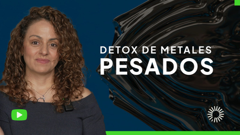 <p>Tu cuerpo puede estar acumulando toxinas sin que lo notes. Los metales pesados est&aacute;n en el agua, los alimentos e incluso en el aire que respiramos.&nbsp; &iquest;C&oacute;mo afectan tu salud y c&oacute;mo eliminarlos de manera segura?<br />
<br />
En este video aprender&aacute;s:</p>

<ul>
	<li>&nbsp;Qu&eacute; son los metales pesados y c&oacute;mo entran en tu organismo</li>
	<li>&nbsp;Los efectos negativos en tu salud y bienestar</li>
	<li>&nbsp;Claves para un detox efectivo y natural Tu cuerpo merece estar limpio y equilibrado.&nbsp; No dejes que las toxinas afecten tu calidad de vida. Dale play y comienza tu proceso de detoxificaci&oacute;n.</li>
</ul>